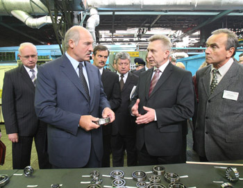 Александр Лукашенко посещает Минский подшипниковый завод